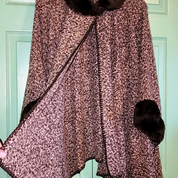 Brown/Cream Cape (One Size) Very Cute - Like New - Warm but Lightweight - Picture 5 of 8